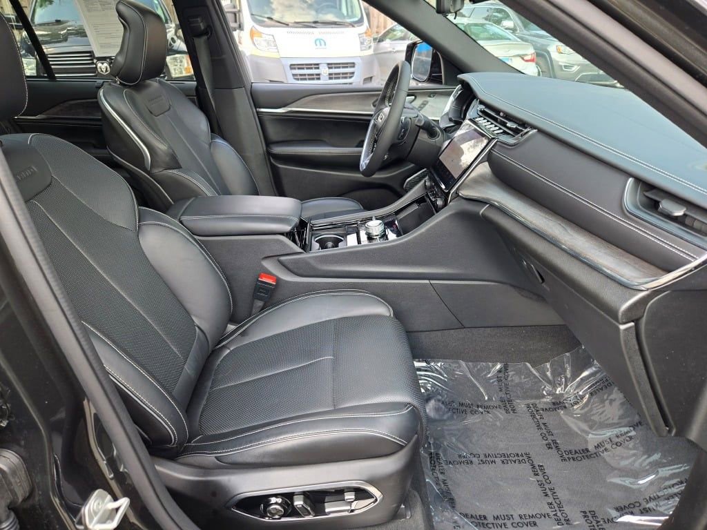 Certified 2024 Jeep Grand Cherokee Overland w/ Luxury Tech Group IV image 5