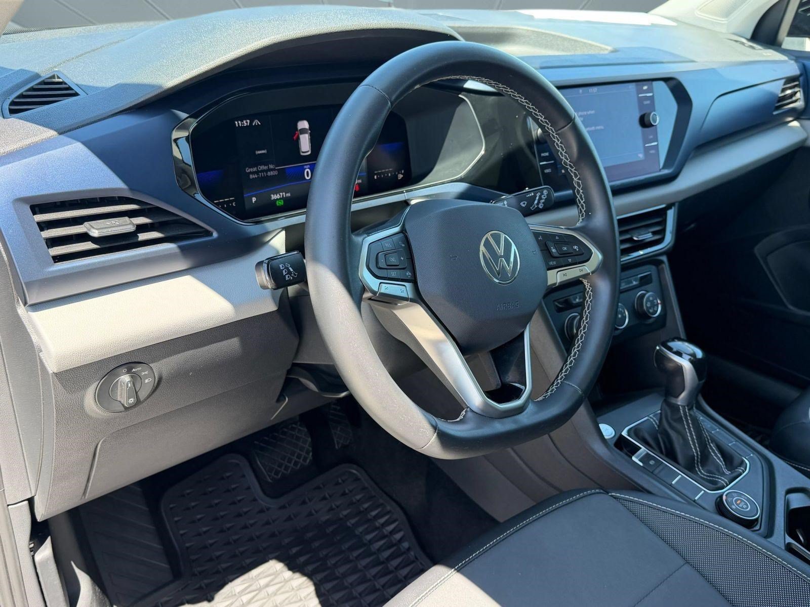 Certified 2022 Volkswagen Taos SE FWD image 4