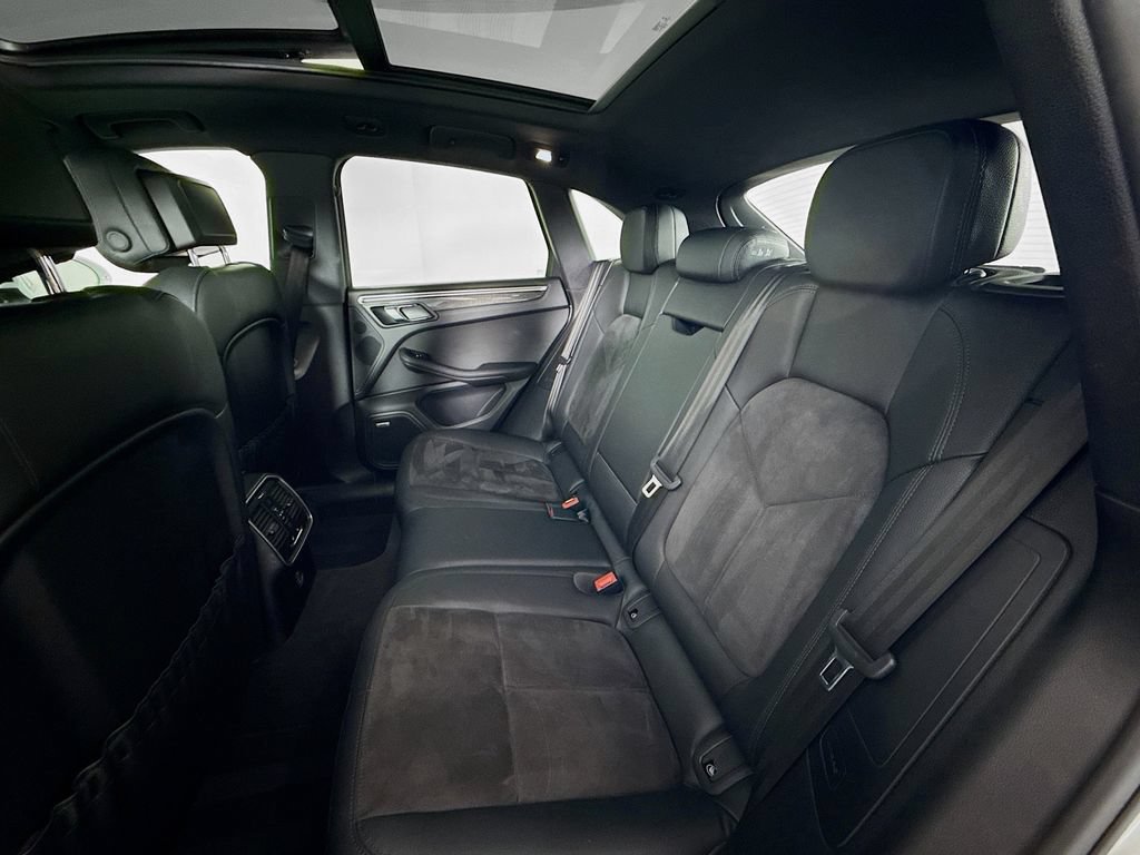Certified 2018 Porsche Macan Sport Edition AWD/4WD image 25