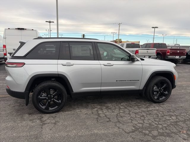 New 2025 Jeep Grand Cherokee Altitude w/ Trailer Tow Package AWD/4WD image 7