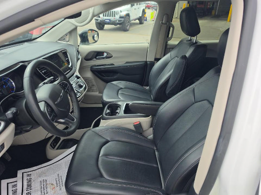 Used 2024 Chrysler Pacifica Limited FWD image 8