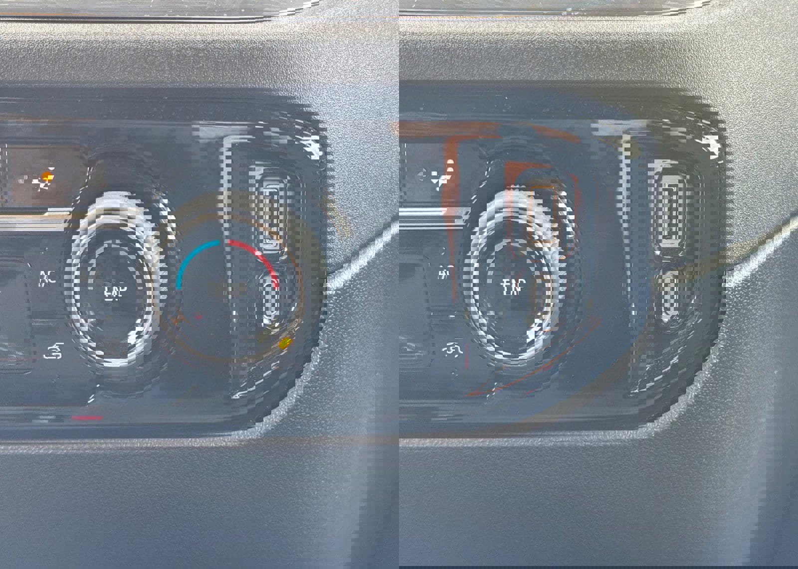 Used 2024 Chevrolet Silverado 2500 LT w/ Z71 Off-Road Package image 46