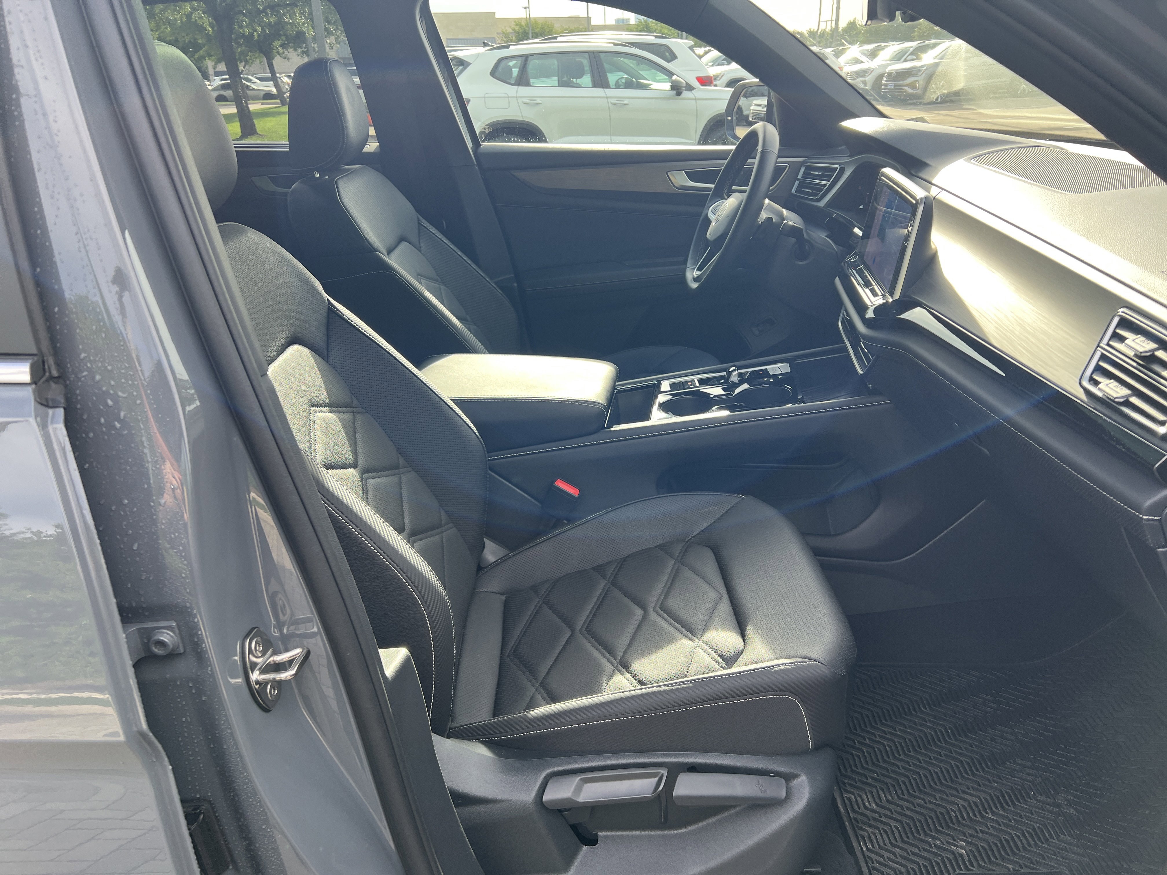 Certified 2025 Volkswagen Atlas Cross Sport SE w/ Panoramic Sunroof Package FWD image 29