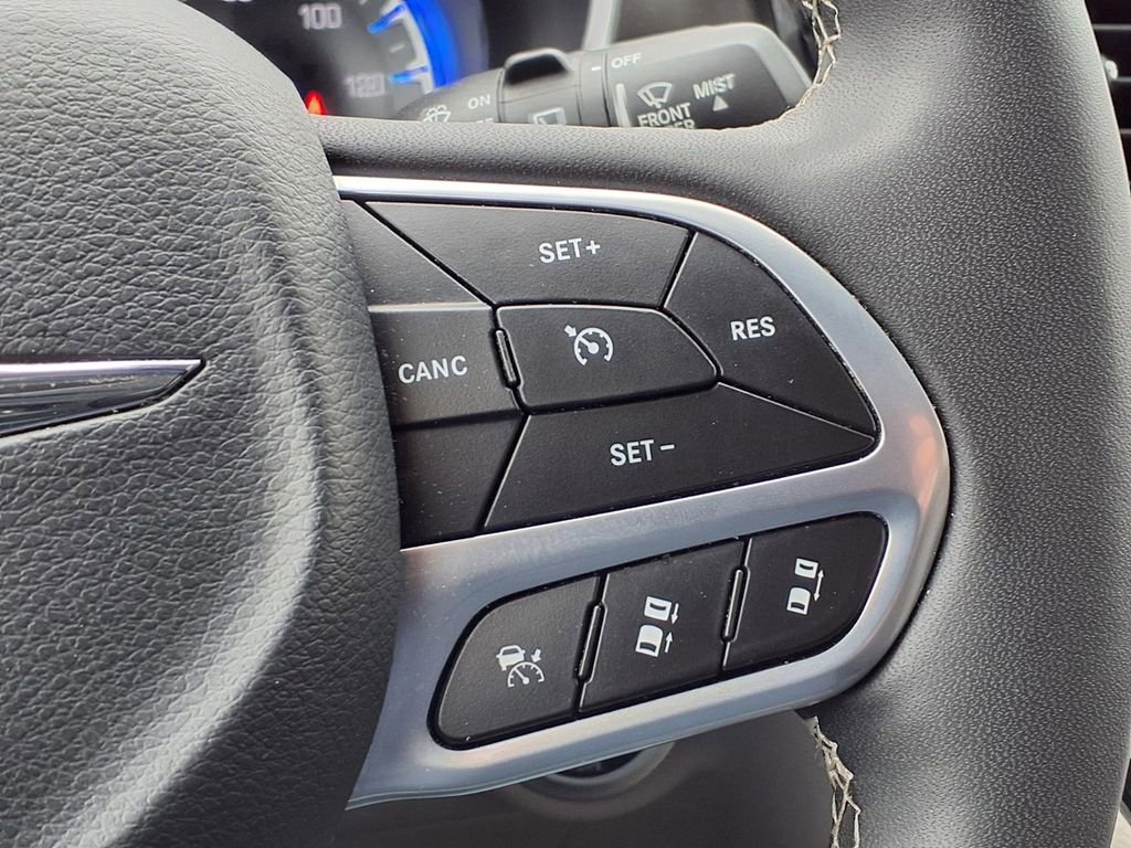 Used 2024 Chrysler Pacifica Touring-L image 28
