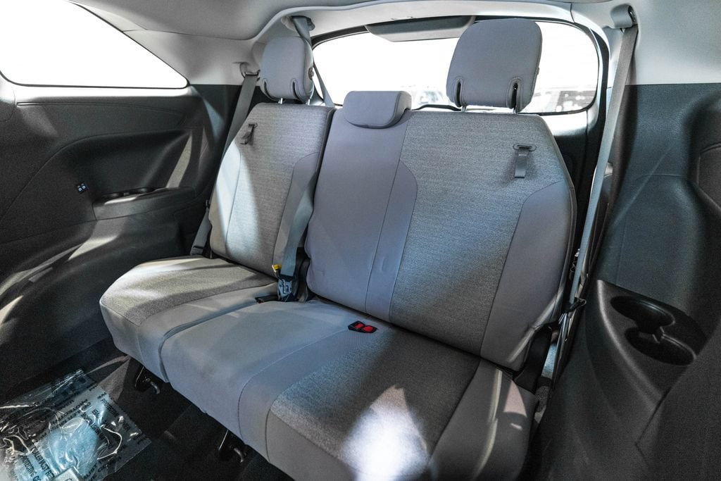 Used 2025 Toyota Sienna LE FWD image 35