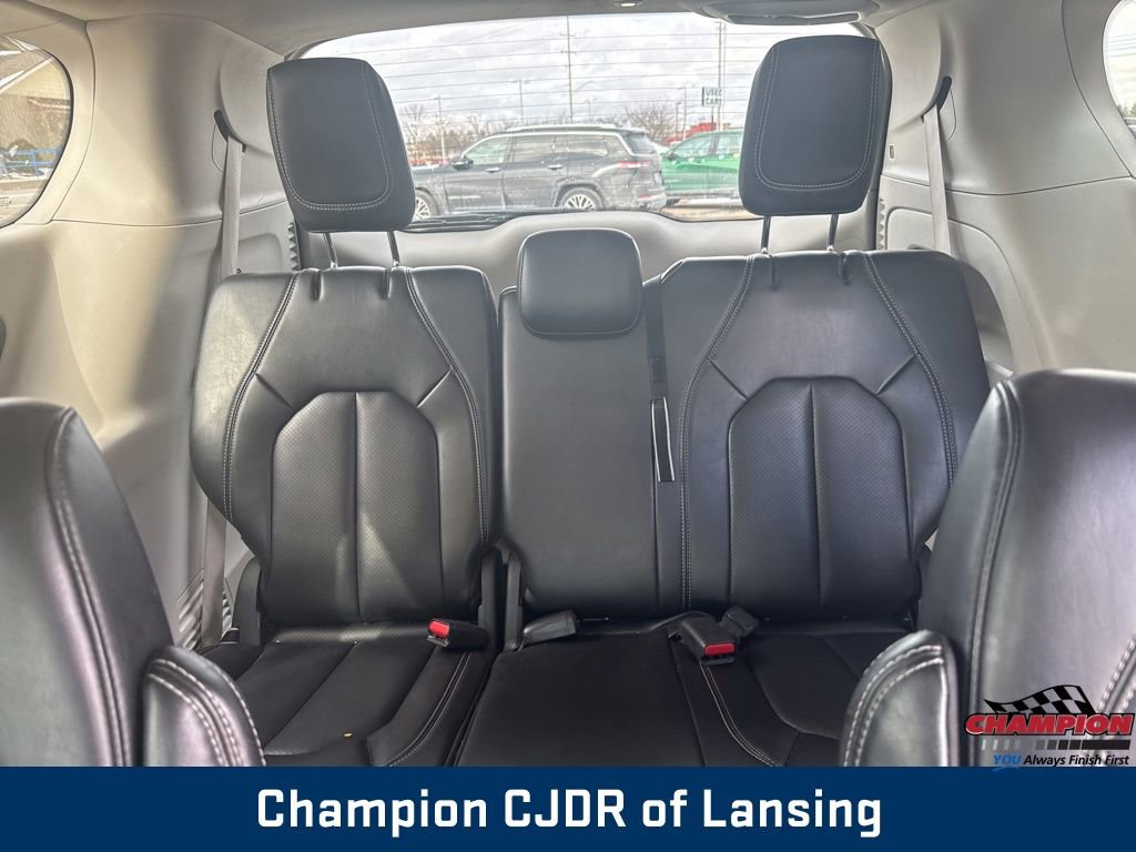 Used 2023 Chrysler Pacifica Touring-L image 37