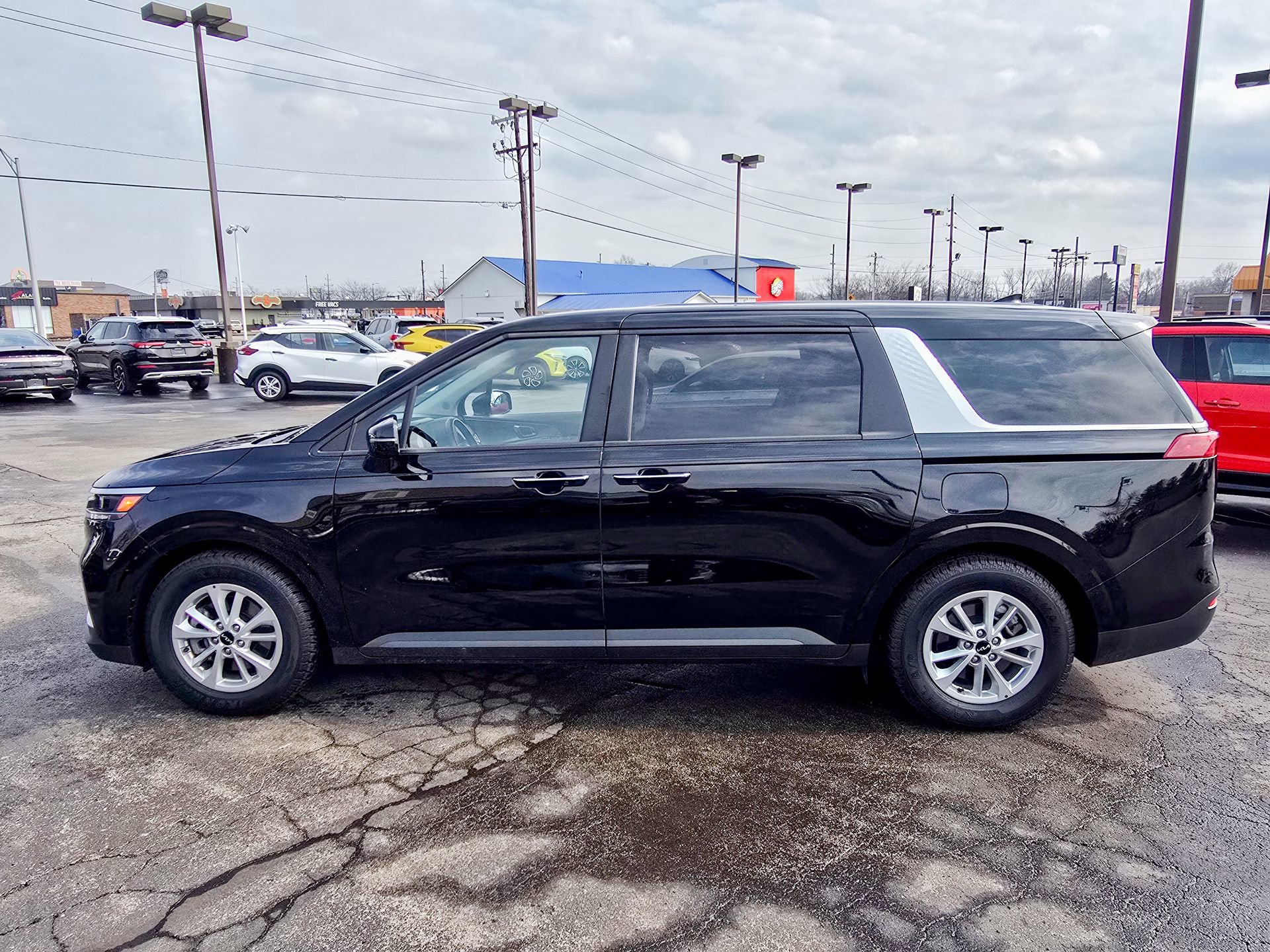 Used 2023 Kia Carnival LX image 7
