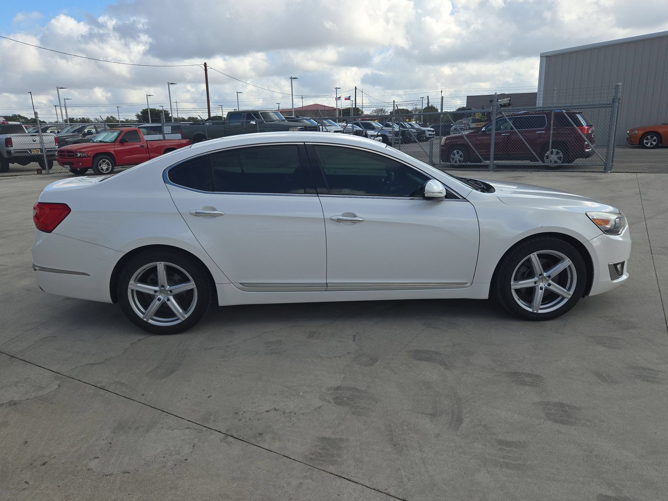 Used 2014 Kia Cadenza Premium FWD image 2