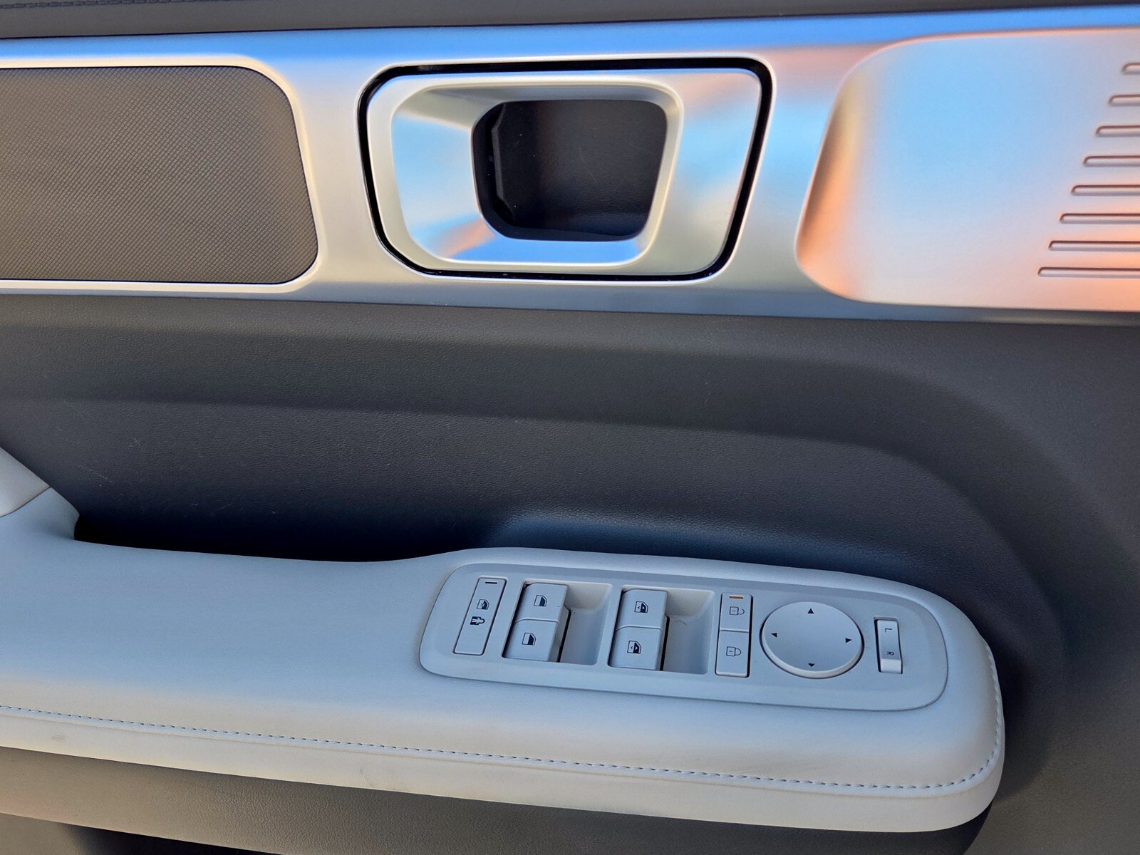 Certified 2025 Hyundai Santa Fe SEL FWD image 29