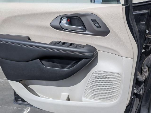 Used 2023 Chrysler Pacifica Touring-L FWD image 14