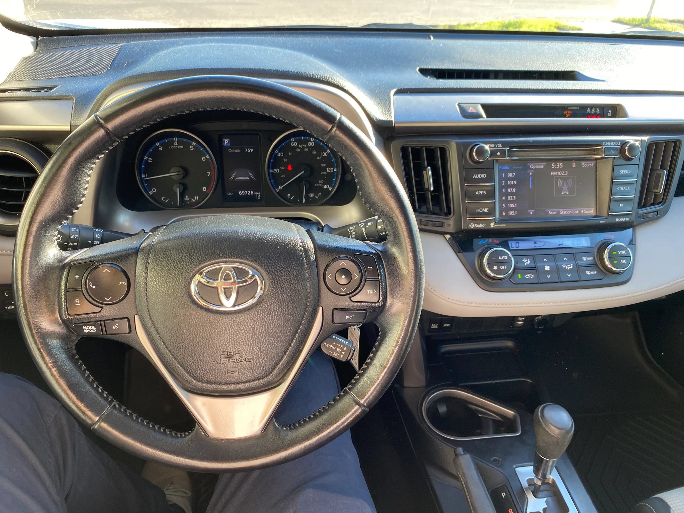 Used 2017 Toyota RAV4 XLE AWD/4WD image 14