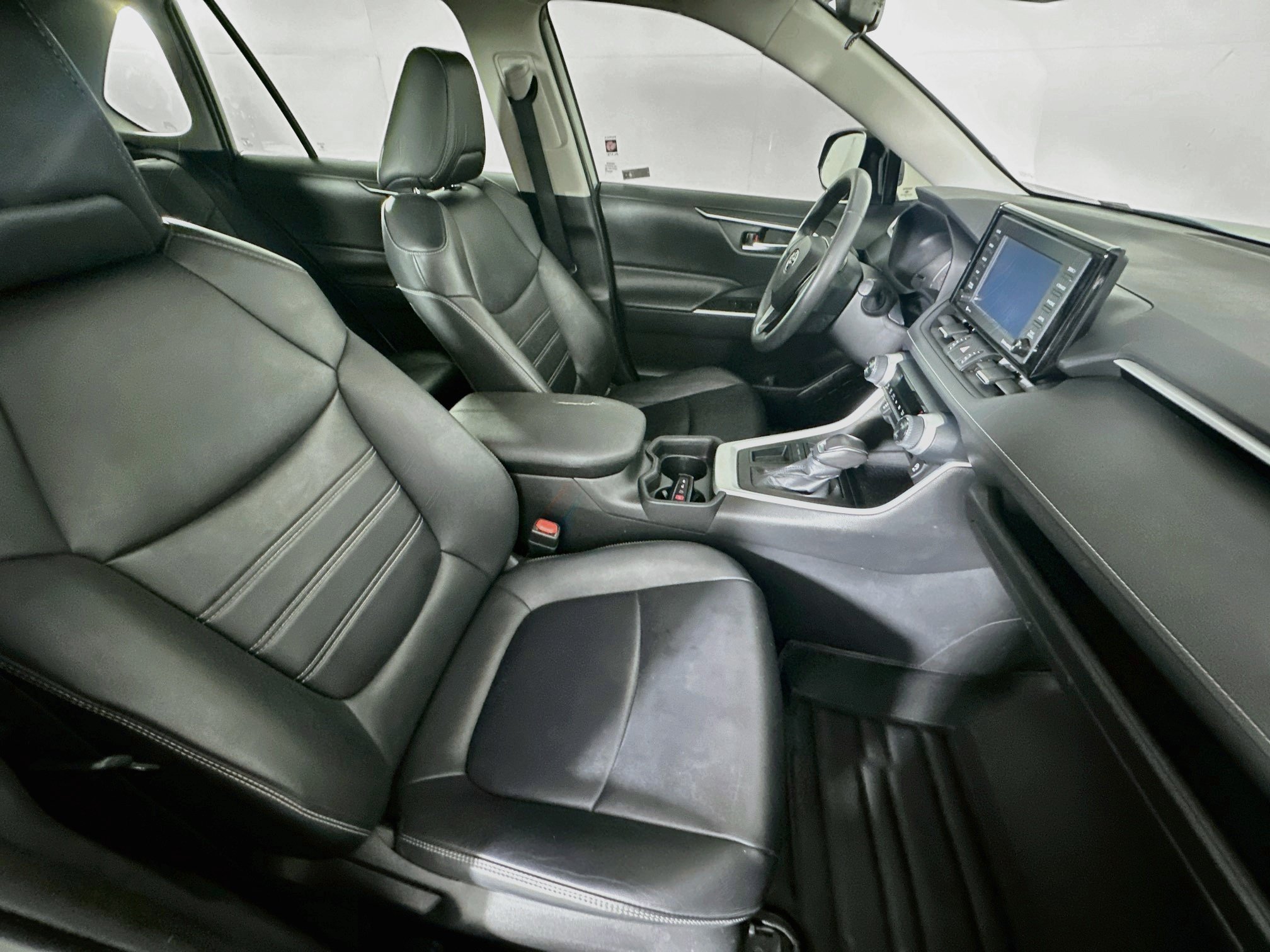 Used 2020 Toyota RAV4 XLE Premium FWD image 33