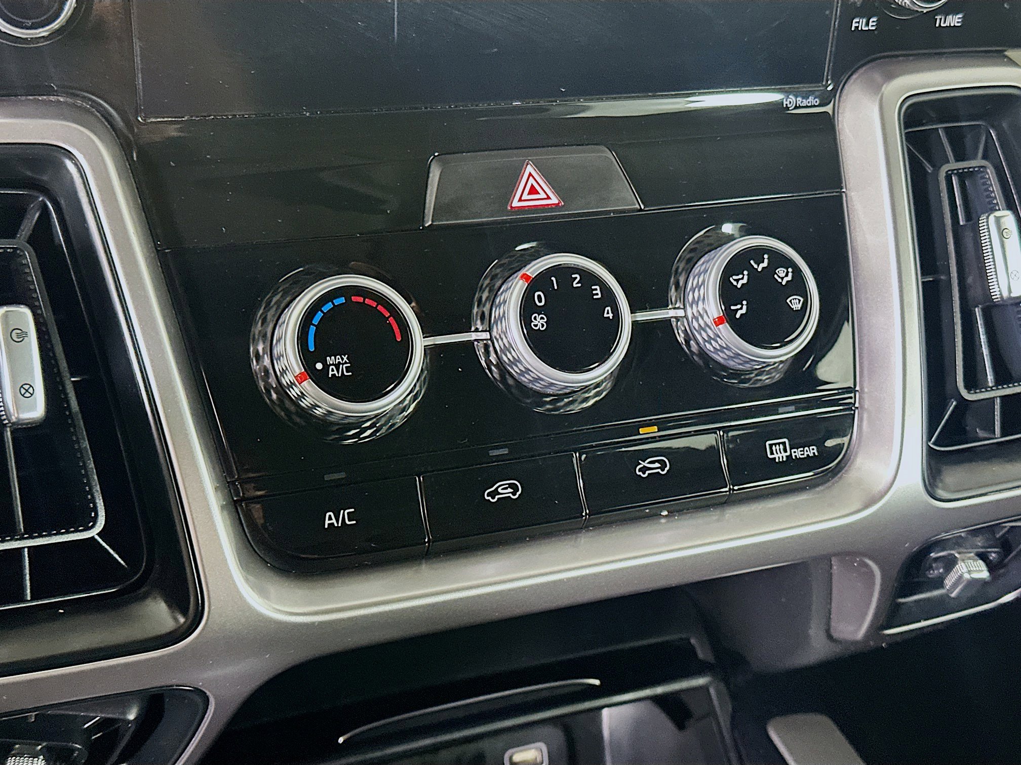 Used 2023 Kia Sorento LX image 23