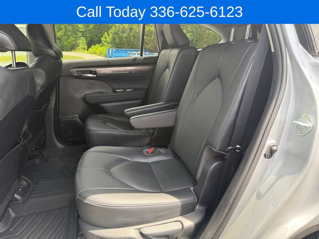 Used 2021 Toyota Highlander Limited FWD image 11