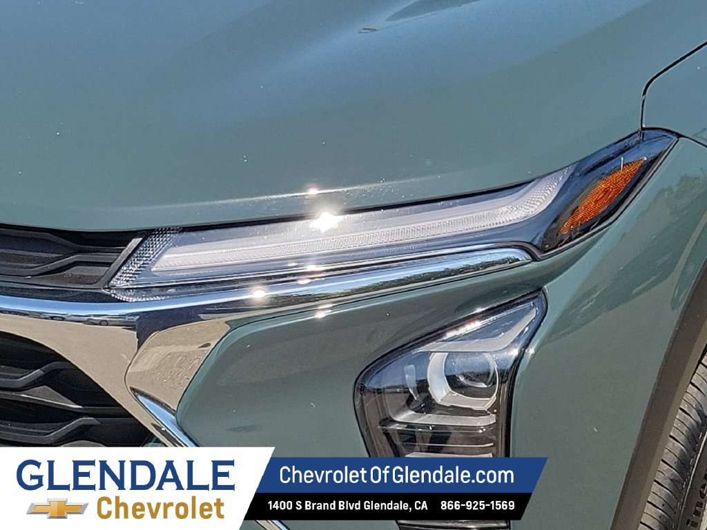 Used 2025 Chevrolet Trax LT FWD image 9