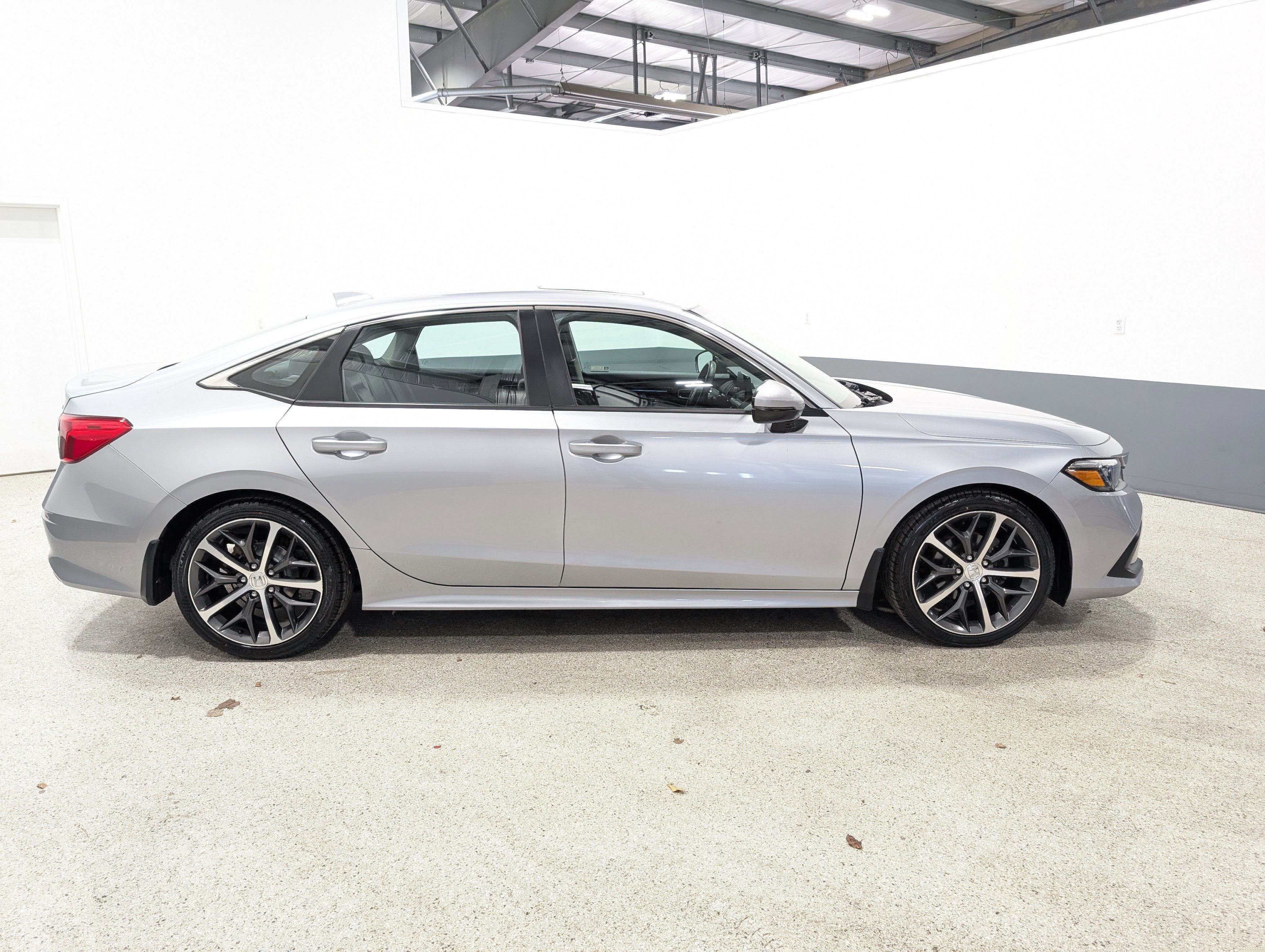 Used 2022 Honda Civic Touring image 2