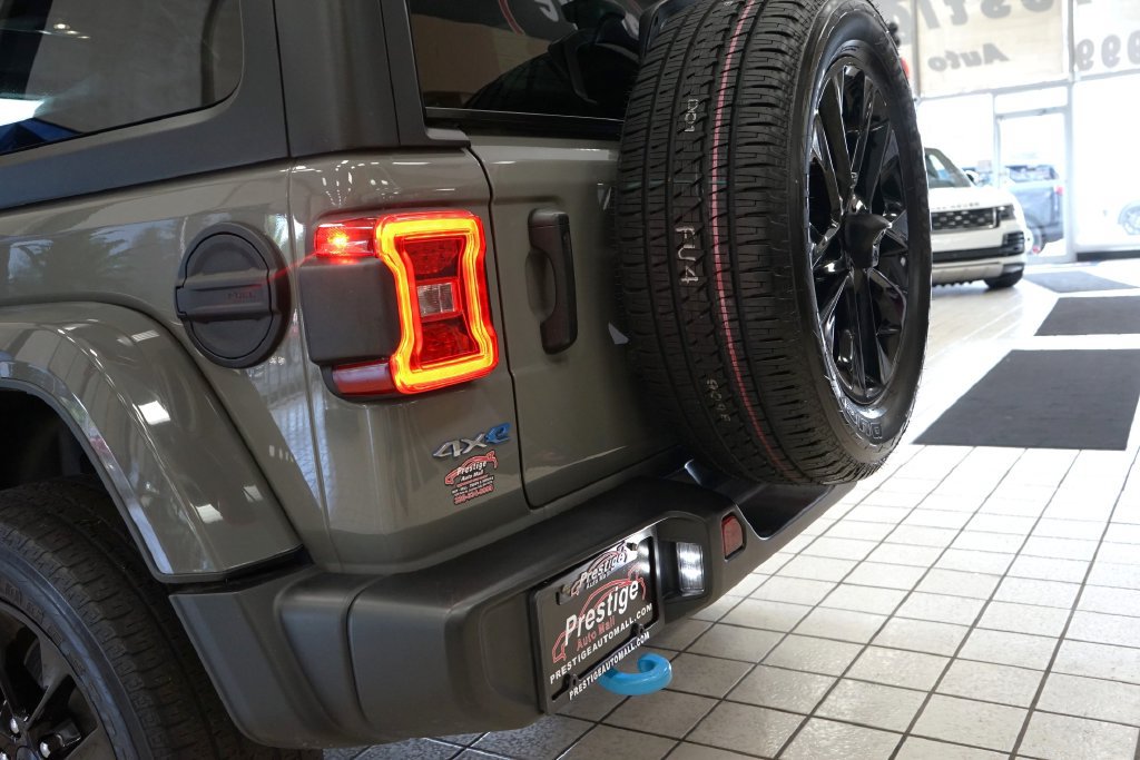 Used 2023 Jeep Wrangler Unlimited Sahara w/ Cold Weather Group AWD/4WD image 16