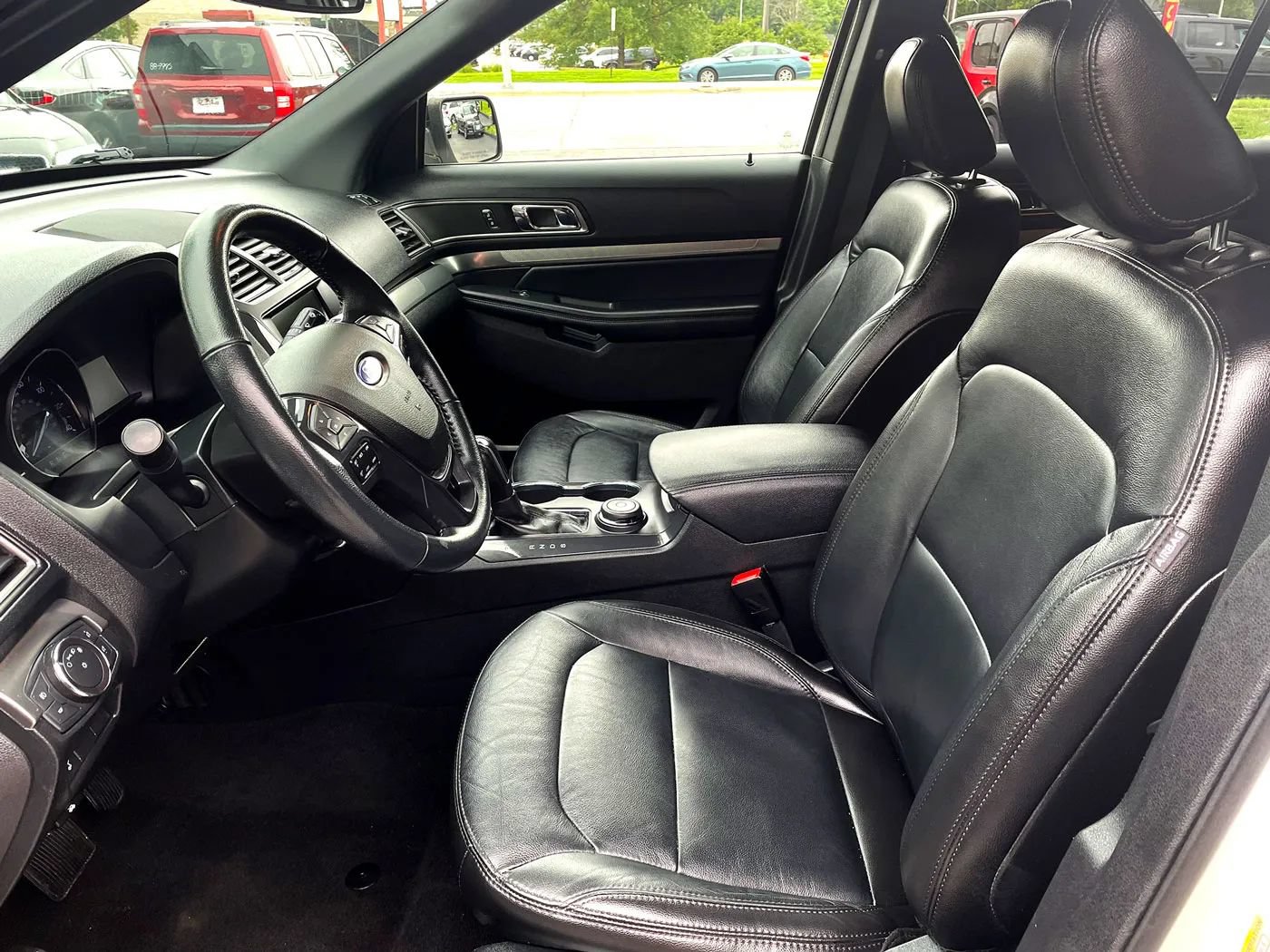 Used 2018 Ford Explorer XLT w/ Equipment Group 202A AWD/4WD image 9
