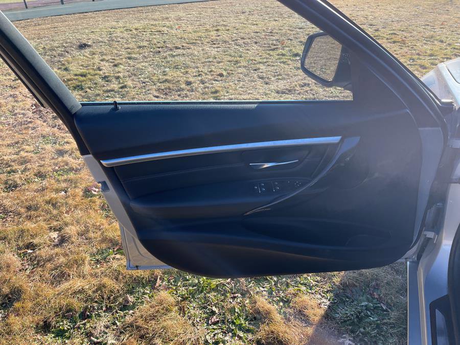 Used 2017 BMW 330e w/ Technology Package RWD image 31