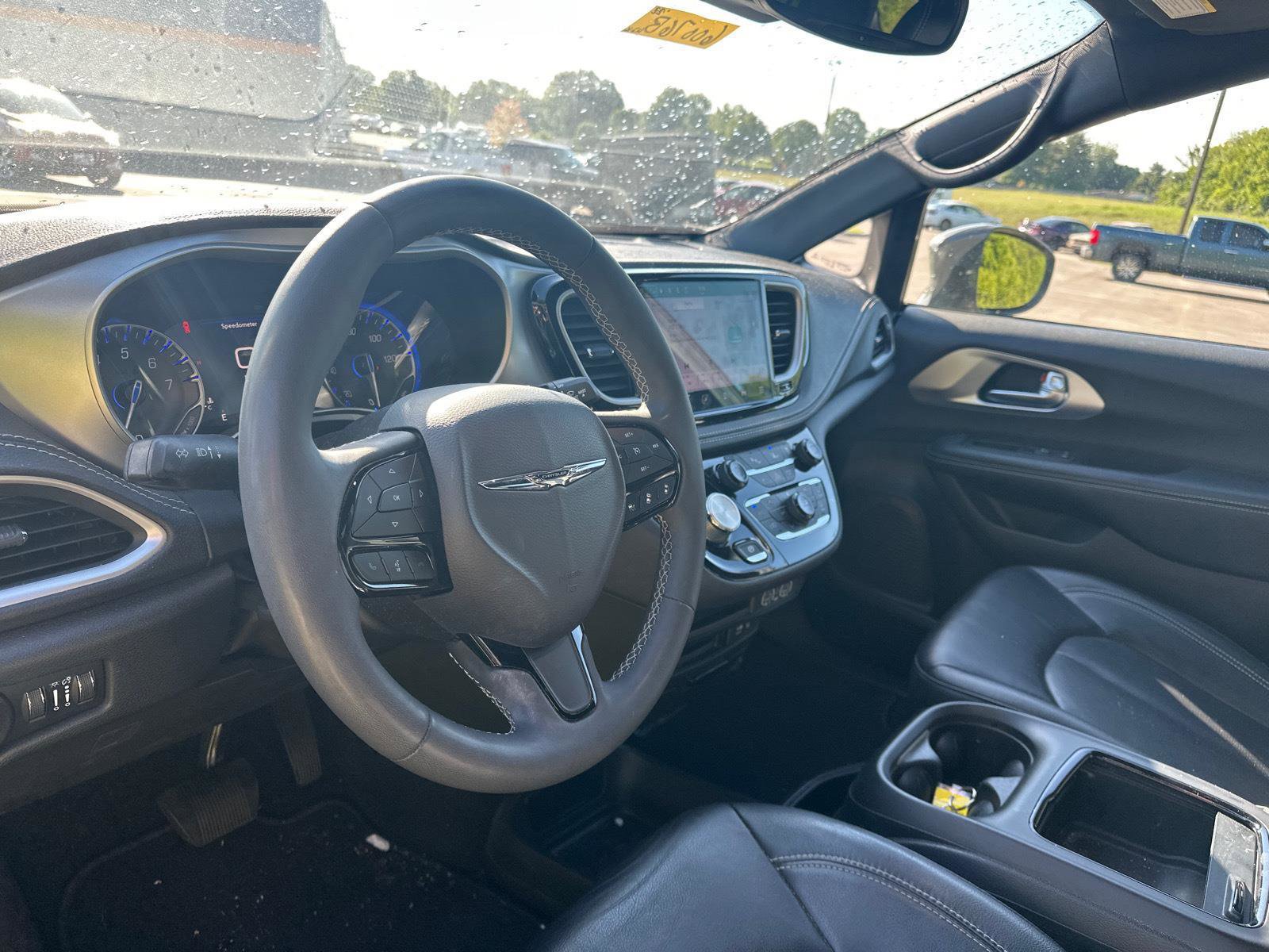 Used 2022 Chrysler Pacifica Touring-L w/ S Appearance Package FWD image 15