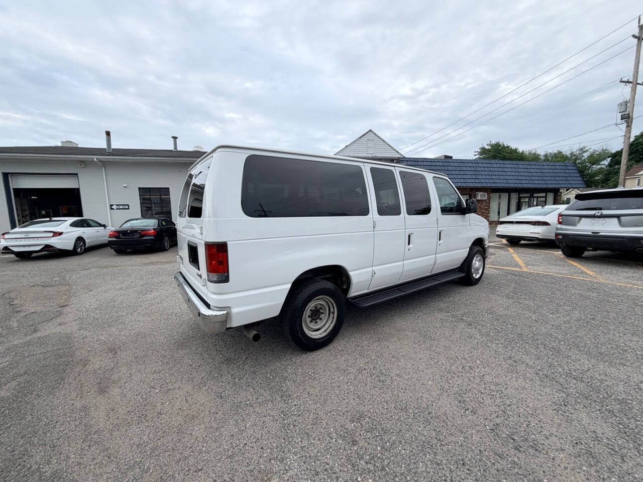 Used 2012 Ford E-350 and Econoline 350 XLT RWD image 11