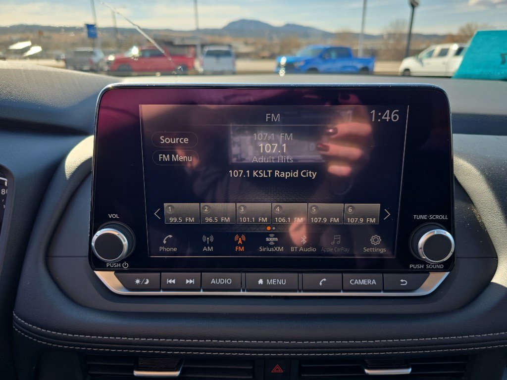 Used 2025 Nissan Rogue SV image 14