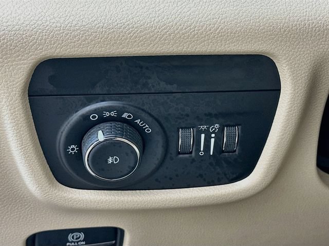 Used 2023 Jeep Grand Cherokee Limited w/ Black Appearance Package AWD/4WD image 13