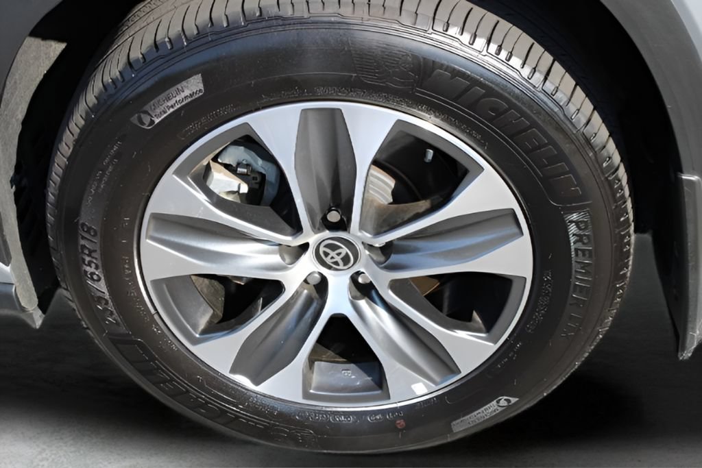 Certified 2025 Toyota Highlander XLE AWD/4WD image 3