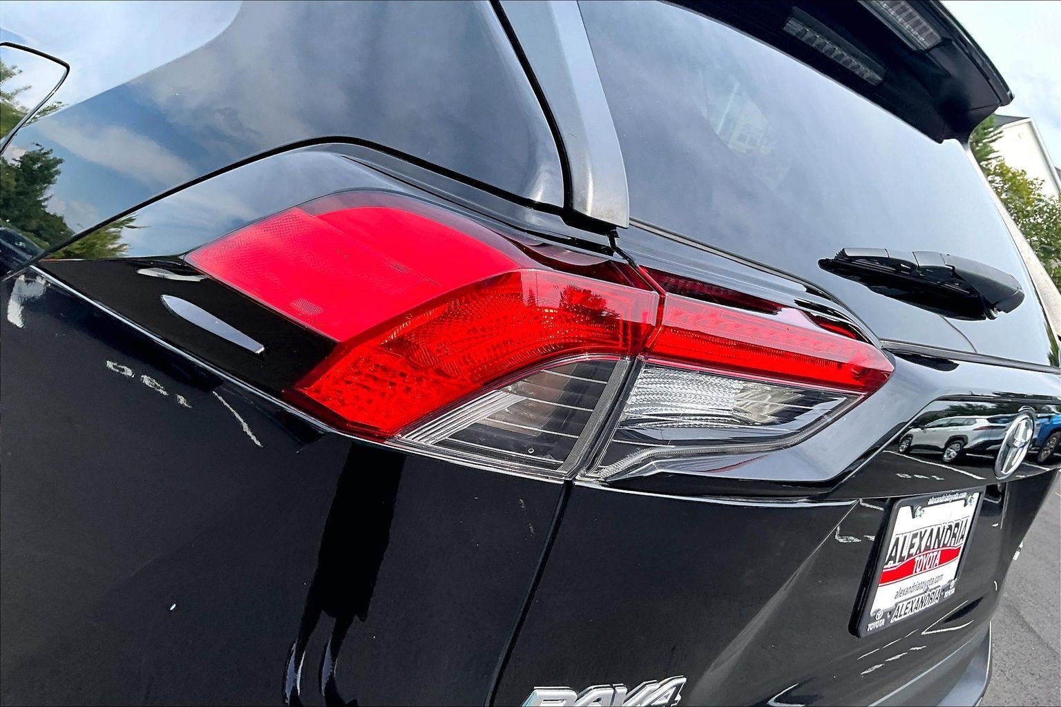 Used 2022 Toyota RAV4 XLE Premium FWD image 28