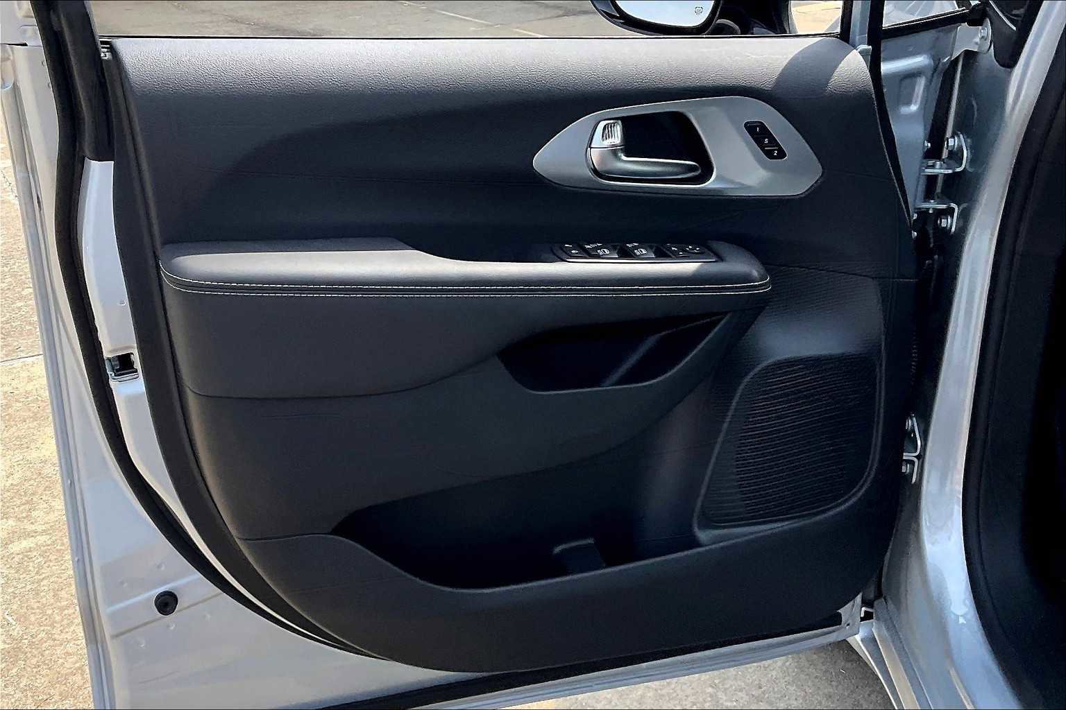 New 2026 Chrysler Pacifica Limited w/ S Appearance Package image 10