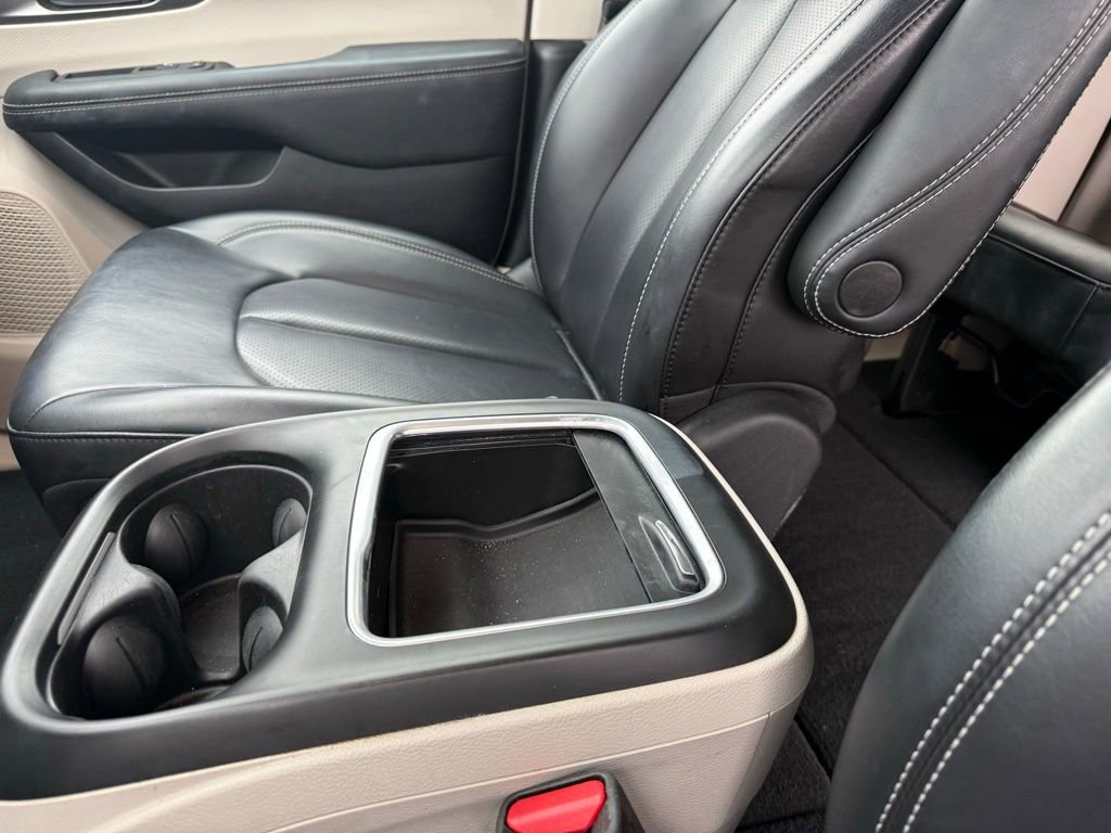 Used 2023 Chrysler Pacifica Touring-L image 25