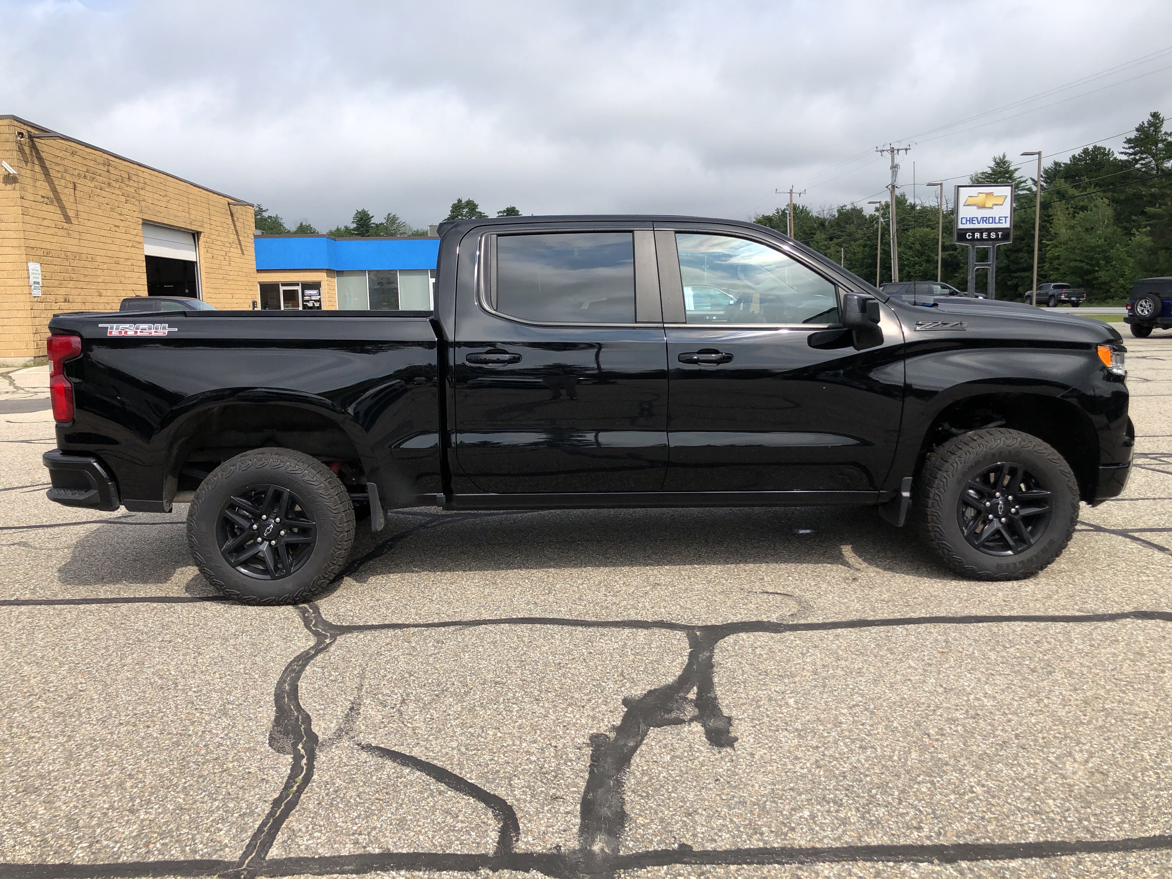 Used 2025 Chevrolet Silverado 1500 LT Trail Boss w/ Convenience Package II AWD/4WD image 2