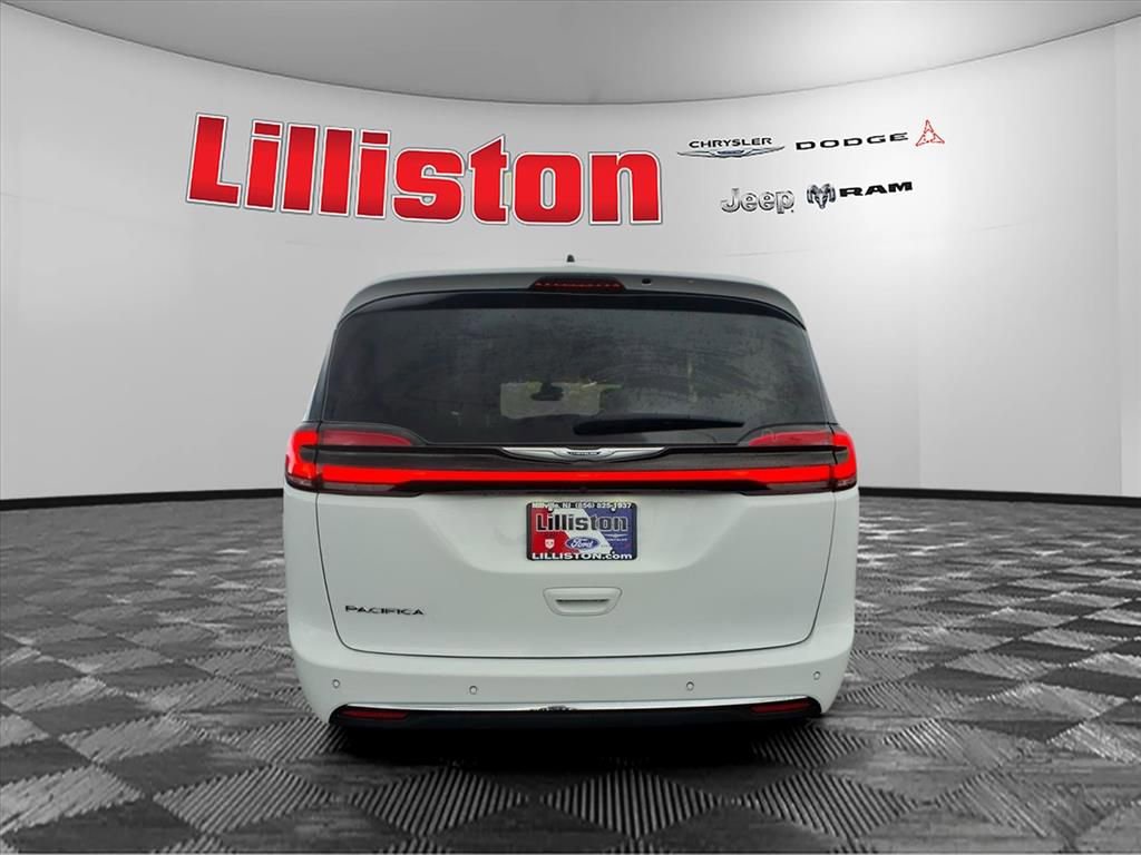Used 2023 Chrysler Pacifica Touring-L image 3