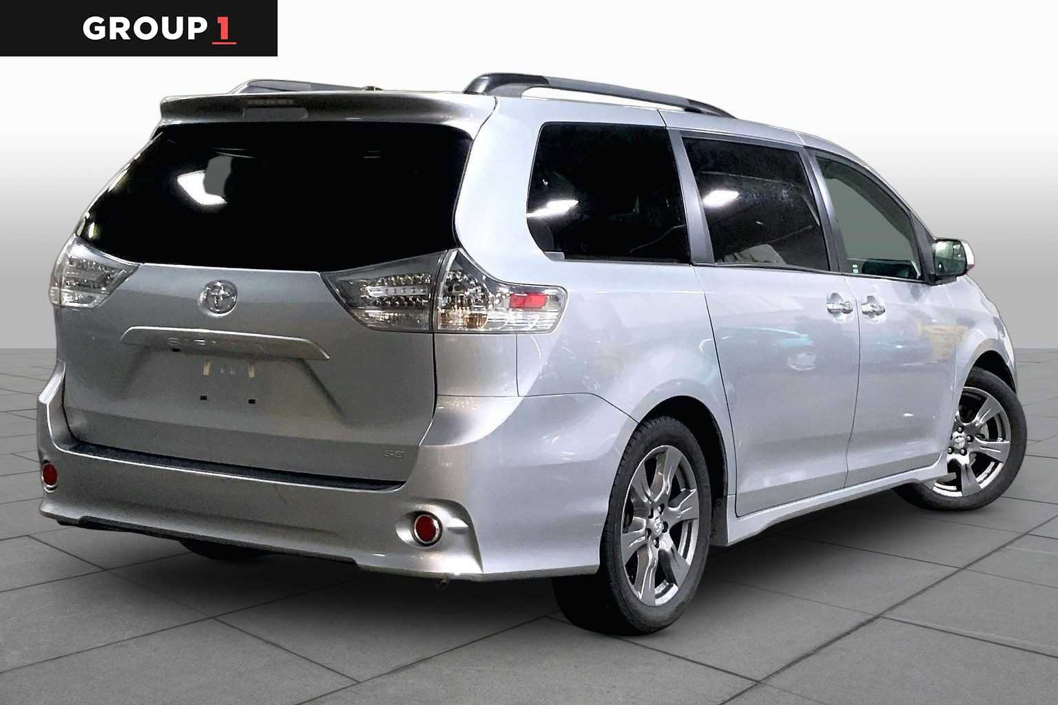 Used 2017 Toyota Sienna SE FWD image 13