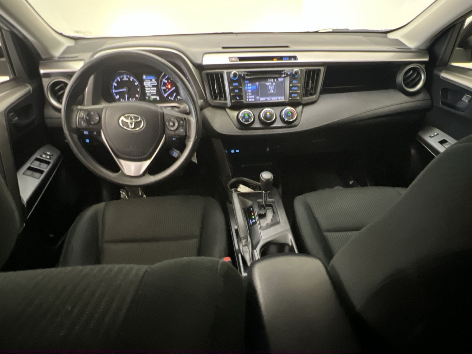 Used 2018 Toyota RAV4 LE w/ All Weather Liner Package AWD/4WD image 22