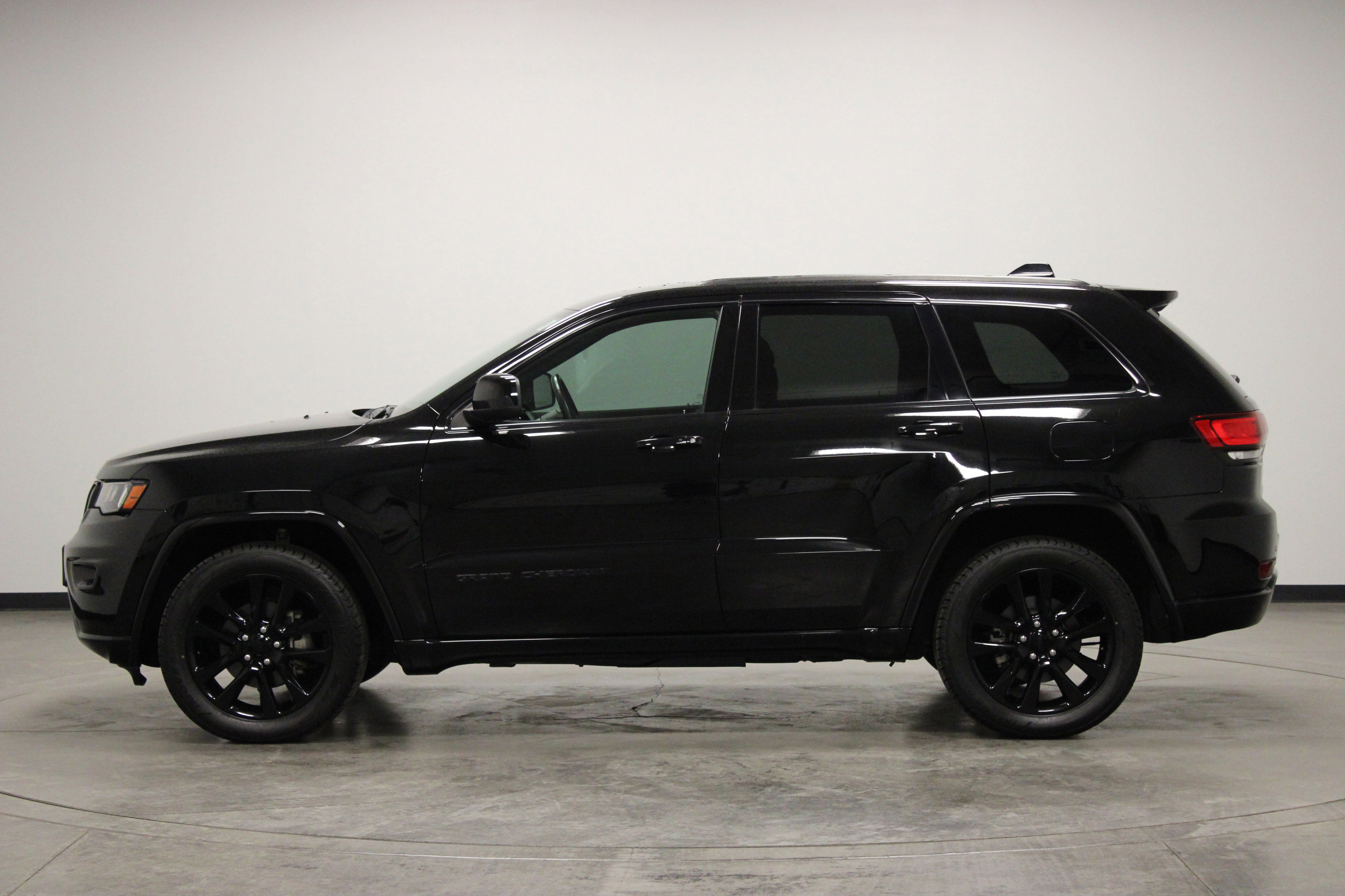 Used 2019 Jeep Grand Cherokee Altitude RWD image 5