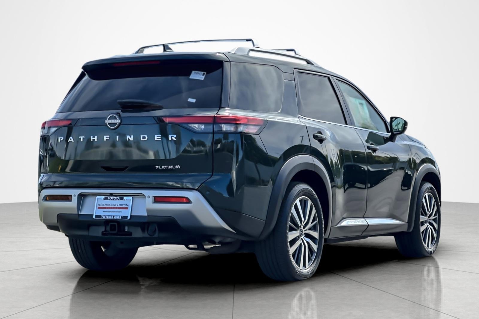 Used 2022 Nissan Pathfinder Platinum w/ Cargo Package image 5