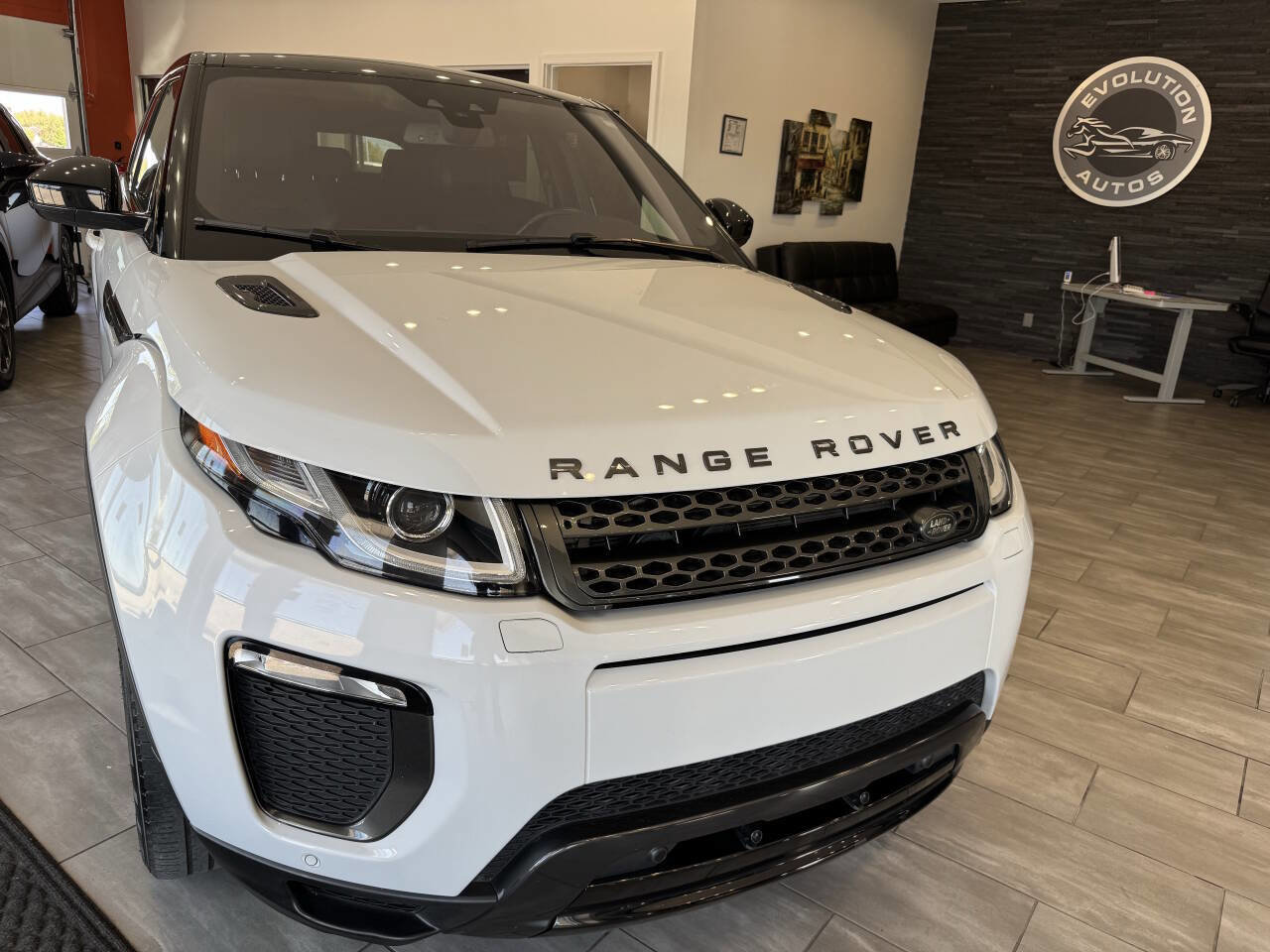 Used 2019 Land Rover Range Rover Evoque SE Premium image 2