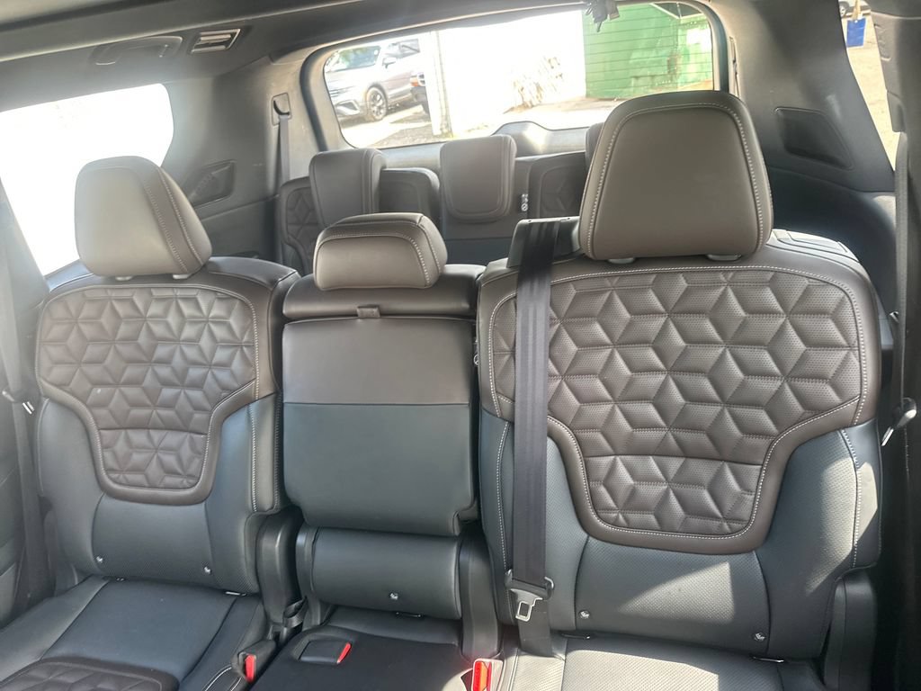 Used 2025 Nissan Armada Platinum AWD/4WD image 37
