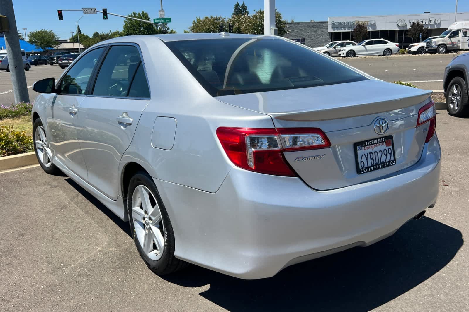 Used 2012 Toyota Camry SE FWD image 6