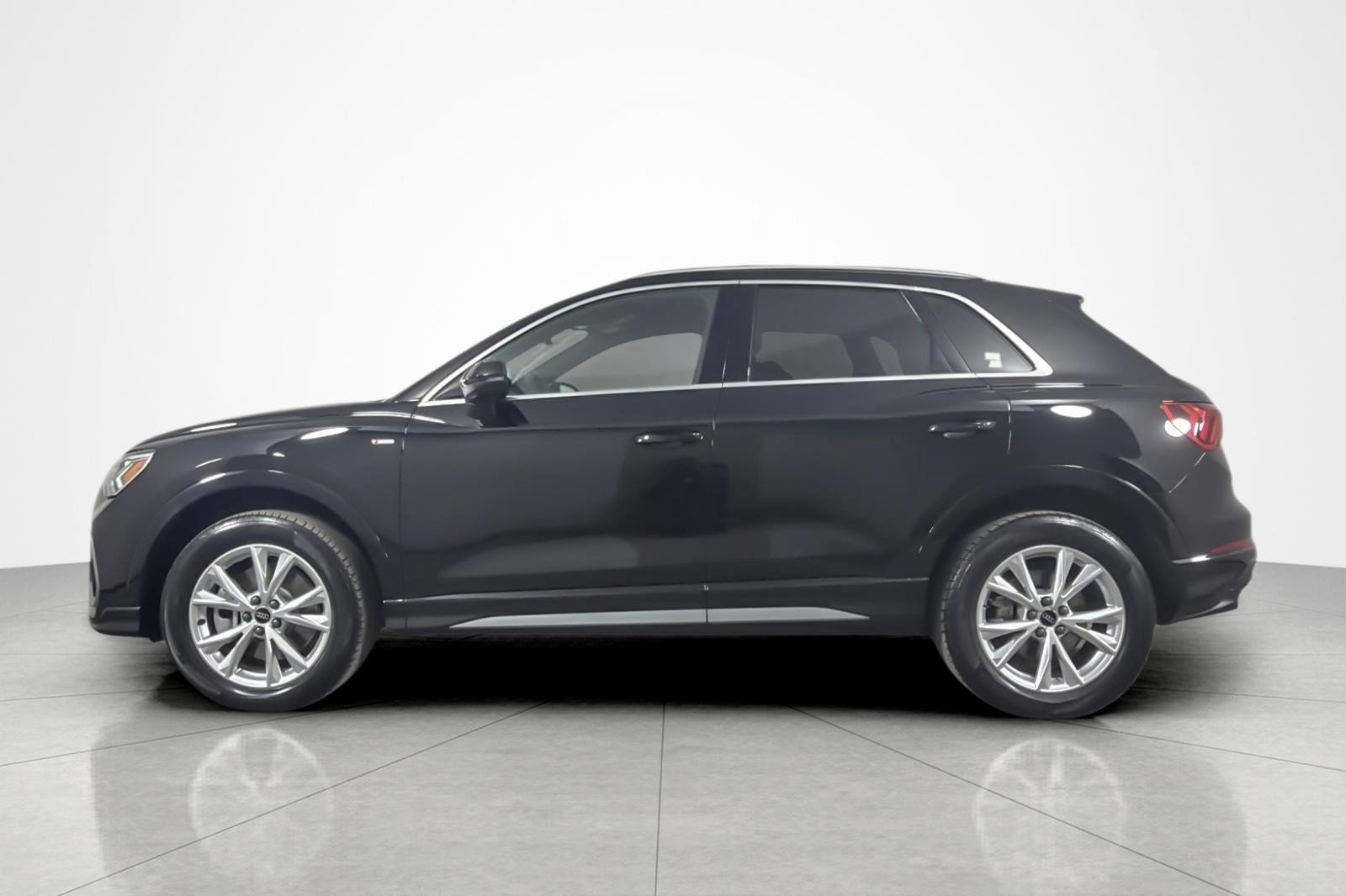 Used 2023 Audi Q3 2.0T Premium Plus w/ Premium Plus Package AWD/4WD image 2
