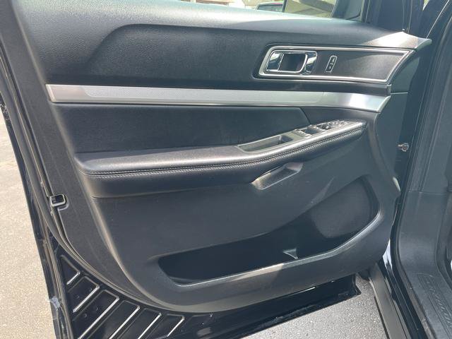 Used 2017 Ford Explorer XLT w/ Equipment Group 202A AWD/4WD image 9