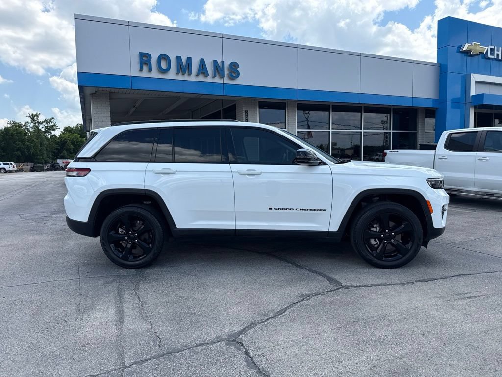 Used 2023 Jeep Grand Cherokee Limited w/ Black Appearance Package AWD/4WD image 2