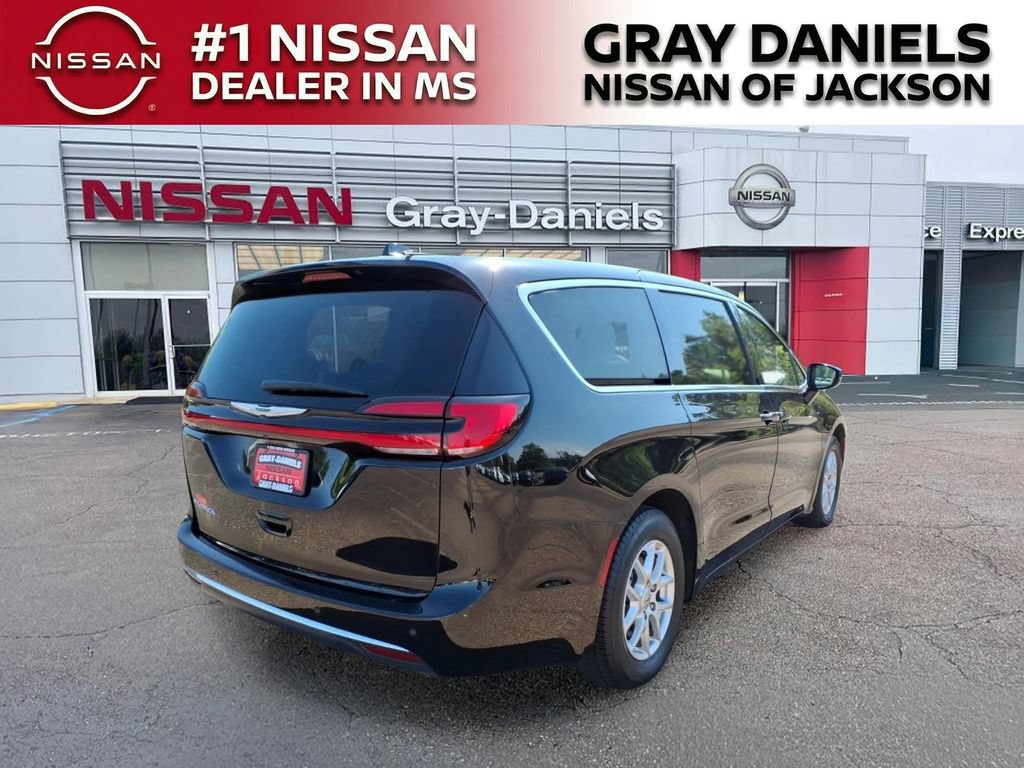 Used 2024 Chrysler Pacifica Touring-L FWD image 7