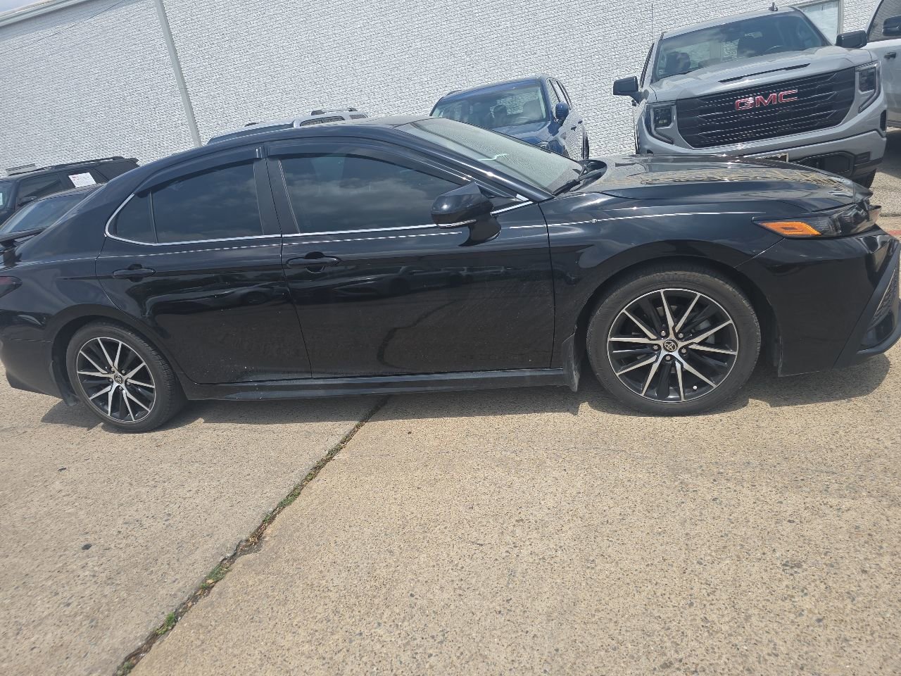 Used 2022 Toyota Camry SE w/ Audio Upgrade Package FWD image 2
