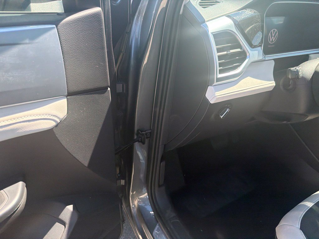 Used 2025 Volkswagen Taos SE AWD/4WD image 12
