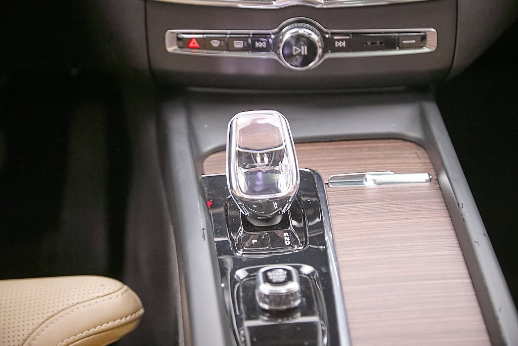 Certified 2023 Volvo XC60 B5 Ultimate w/ Protection Package Premier image 28