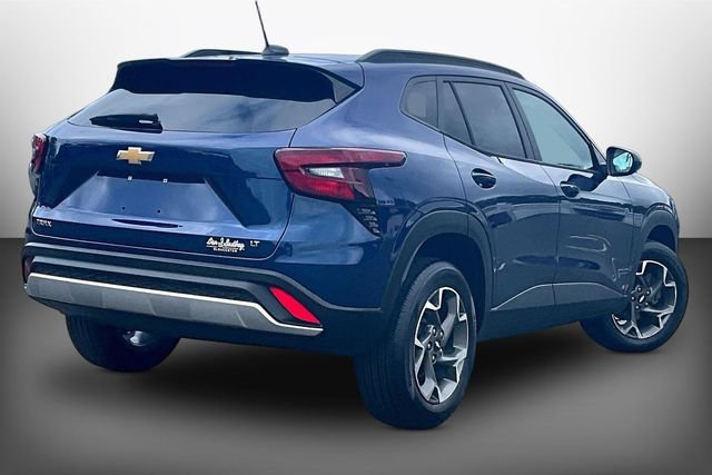 Used 2024 Chevrolet Trax LT w/ Driver Confidence Package FWD image 2