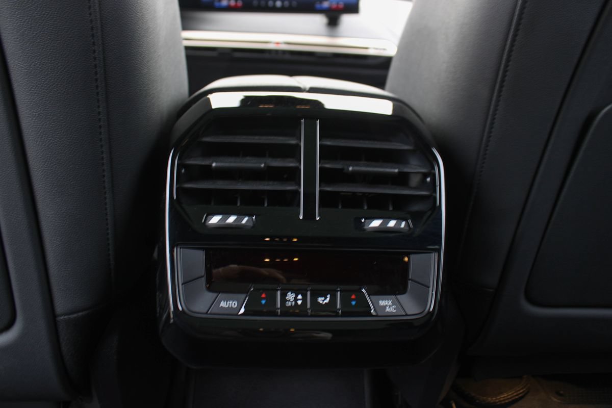 Used 2024 BMW iX xDrive50 w/ Premium Package AWD/4WD image 37
