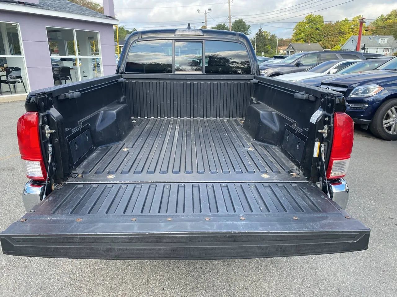 Used 2016 Toyota Tacoma SR5 w/ SR5 Appearance Package (SN) image 8